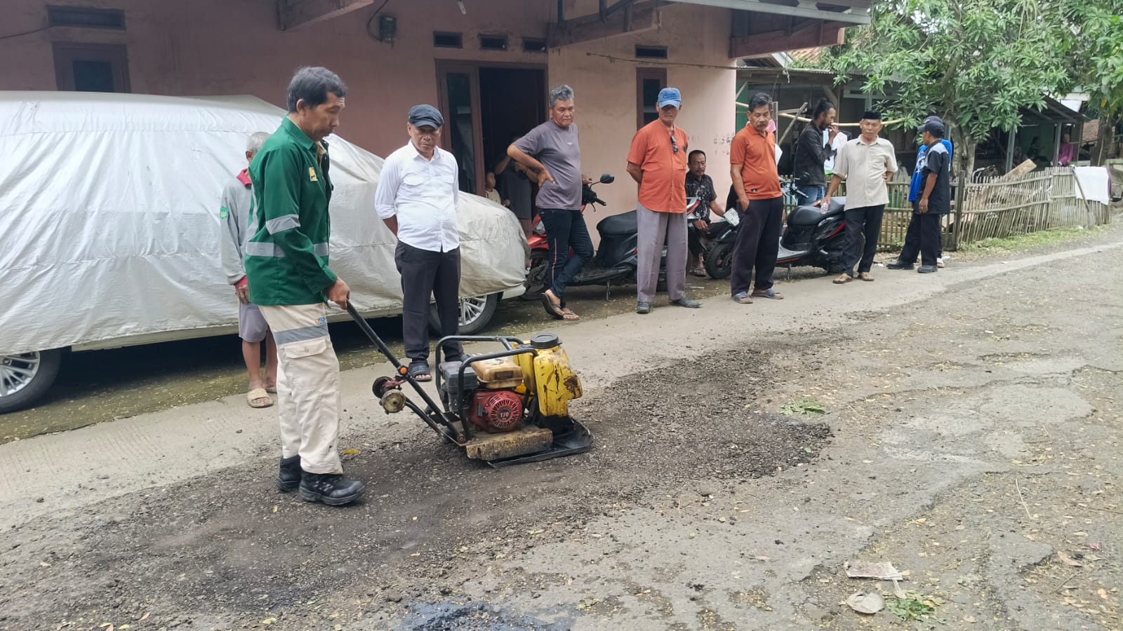Respons Cepat, Pemdes Karangsari dan Tim URC DBMSDA Perbaiki Jalan Rusak di Kaledroak