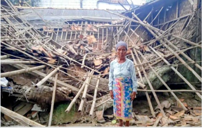 Rumah Lansia Ibu Arinah Ambruk, Kades Pantai Mekar Muara Gembong Dinilai Tak Peduli