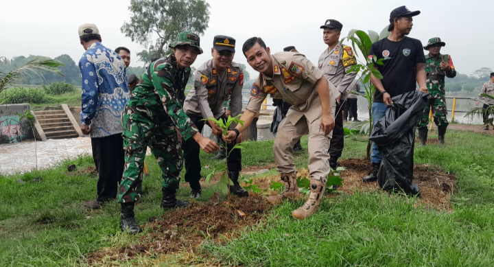 Danramil 06/Setu Kapten Inf Ruhiyat Pimpin Bakti TNI PRIMA di Situ Burangkeng
