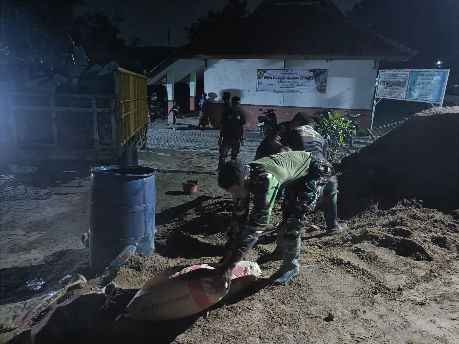 Semangat Tak Kenal Lelah, Satgas TMMD Ke-126 Hari Lembur Dihari Ke 6: Bangun Tanggul Penahan Tebing di Desa Nagacipta