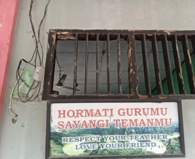 Parah!!! SDN Karangsatu 02 Diduga Nyolong Arus Listrik PLN, Anggaran Dana BOS Dimanakan