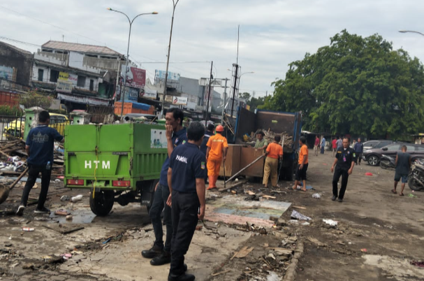 Pemkab Bekasi Melalui UPTD Pasar Wilayah IV, Melakukan Pembongkaran Bangunan Lama Dikawasan SGC