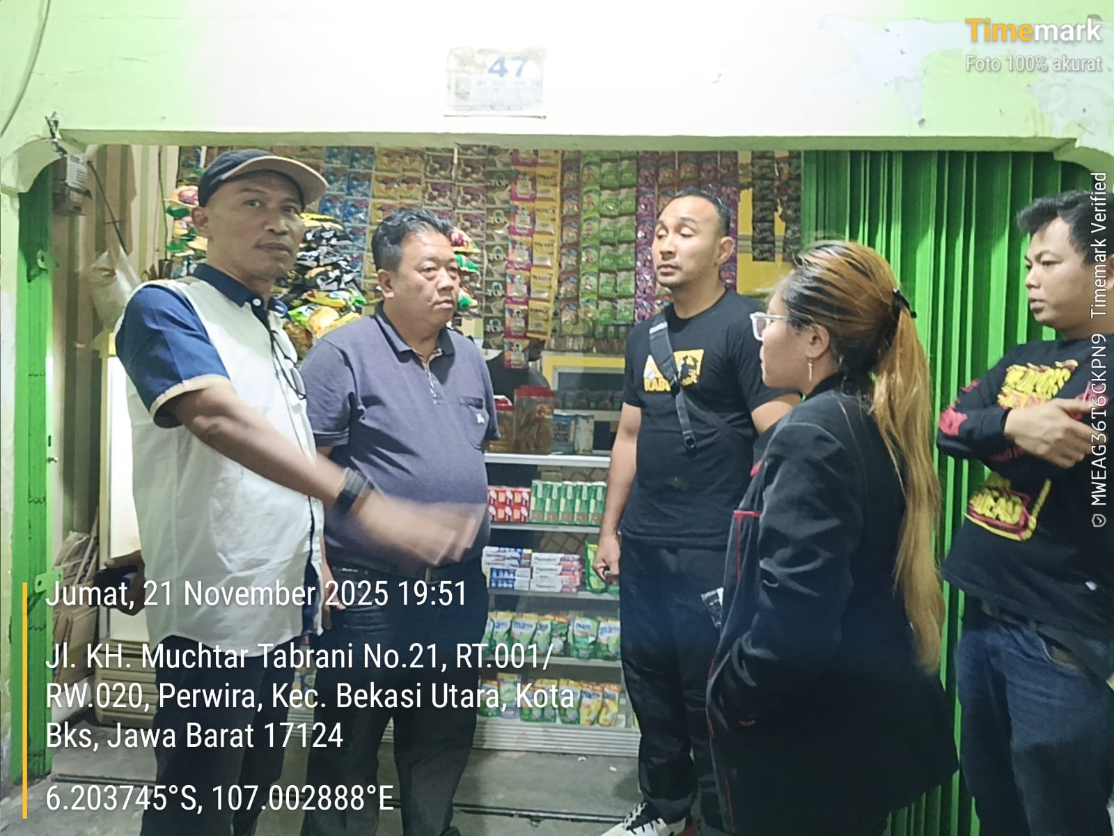 Keterangan foto: Organisasi kemasyarakatan (LSM) Gada Sakti Nusantara (GANAS), FORTAL dan Angel Vision melakukan aksi penggerebekan terhadap sebuah toko obat yang diduga kuat menjual obat keras ilegal jenis Tramadol dan Eximer di wilayah Bekasi Utara pada Jumat, 21/11/2025.