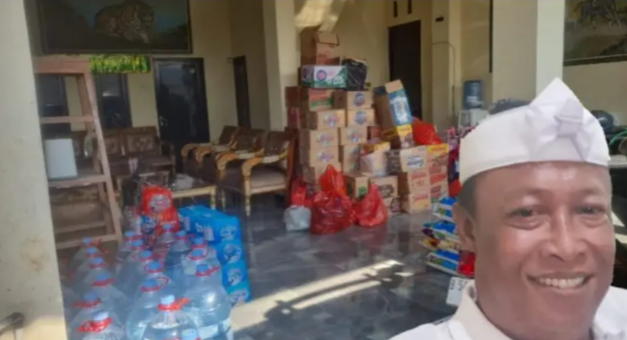 Sebagai Bentuk Kepedulian, Pemdes Karangraharja Salurkan Bantuan untuk Warga Terdampak Banjir