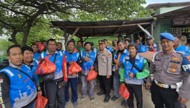 Mempererat Hubungan Atara Kepolisian dan Masyarakat, Polsek Cikarang Timur Bagikan Paket Sembako ke Pengemudi Ojol Dalam Jumat Berkah