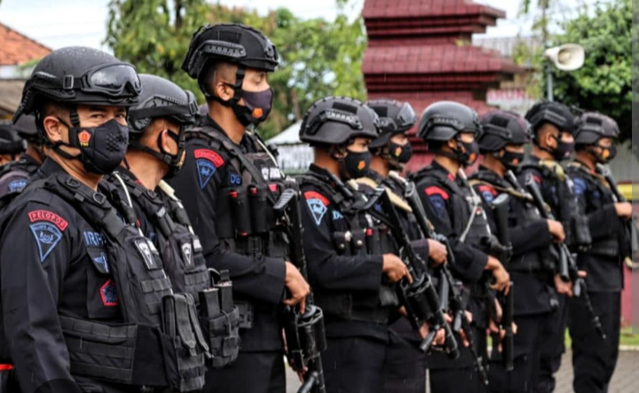 Hindari Dari Amukan Massa, Anggota Brimob Berhasil Amankan Pelaku Penusukan Saat Nyebur ke Kalimalang.