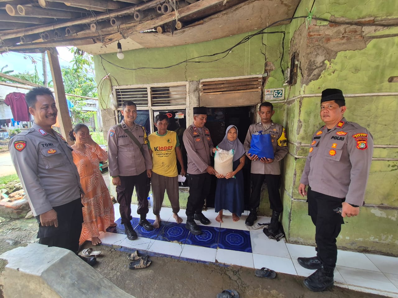 Polsek Pebayuran Gelar Giat Rutin Jum’at Berkah, Berikan Bantuan Sembako untuk Warga Kurang Mampu