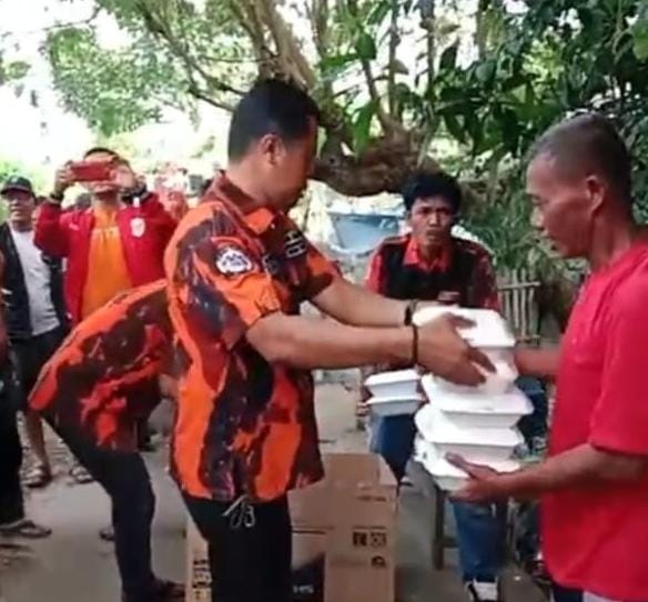 Wujud Kepedulian Sesama, Pemuda Pancasila PAC Kedungwaringin Salurkan Bantuan bagi Korban Banjir Kampung Bojong